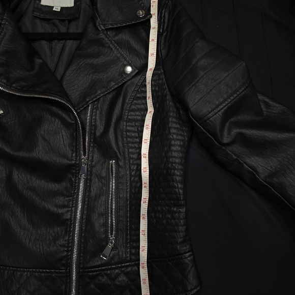 Women's Black Quilted Pleather Moto Jacket - Picture 5 of 6